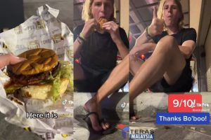 Pelancong “Berahi” Makan Burger Jalanan, Duduk Atas ‘Divider’ Pun Dapat Rasa Nikmat