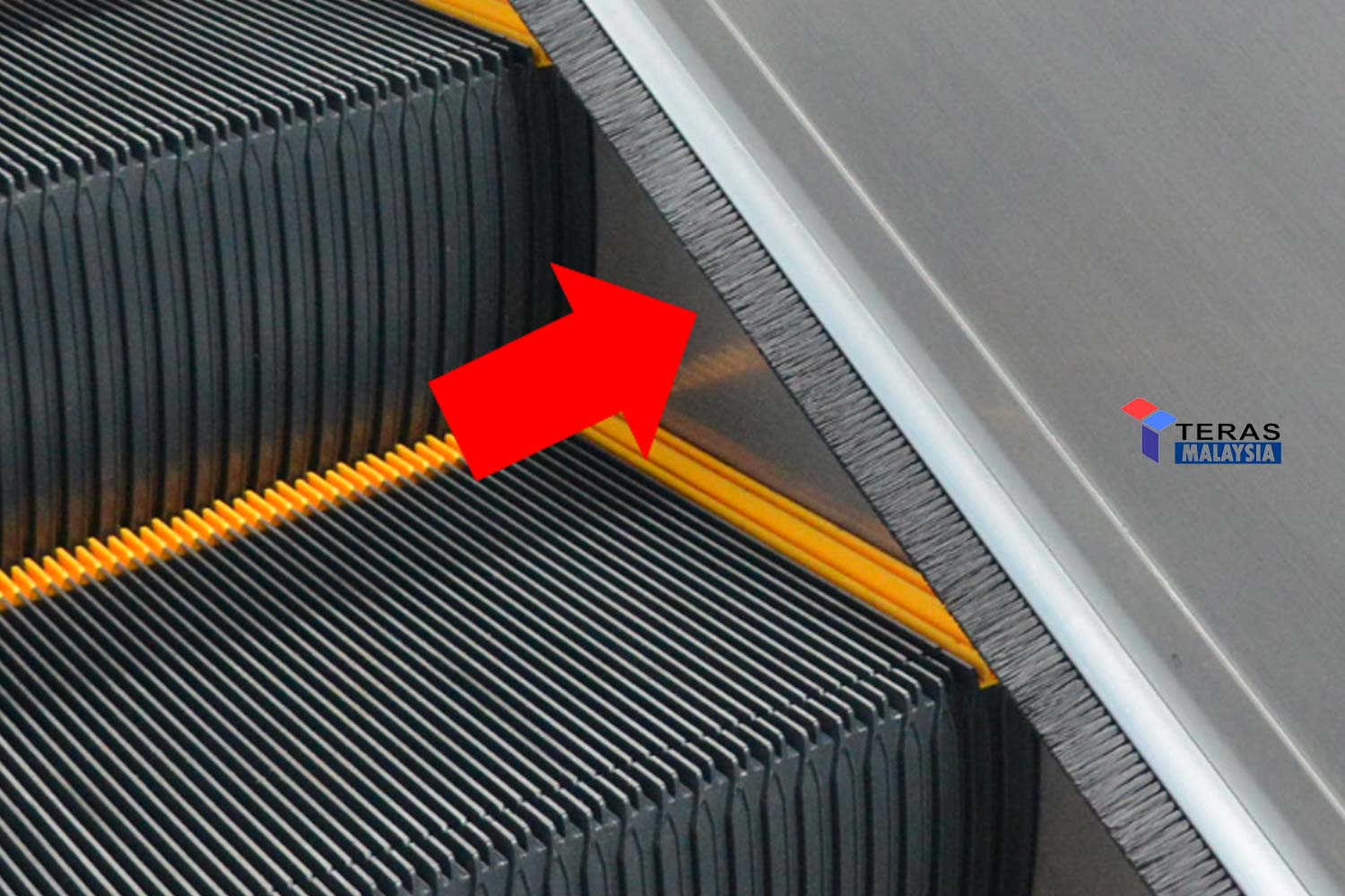 Ini fungsi sebenar bulu macam berus yang ada di tepi eskalator, ramai cakap untuk bersihkan kasut